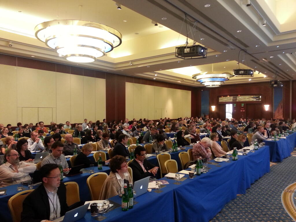 В этом году в конференции принимают участие около 300 исследователей, что делает ее крупнейшей конференцией по терапии болезни Хантингтона за всю историю.